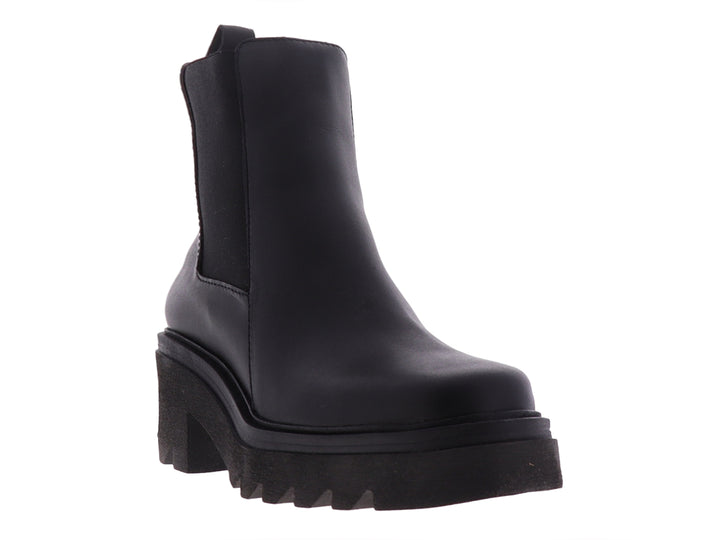 Bota Chelsea de cuero negro con suela de plataforma gruesa y dentada.