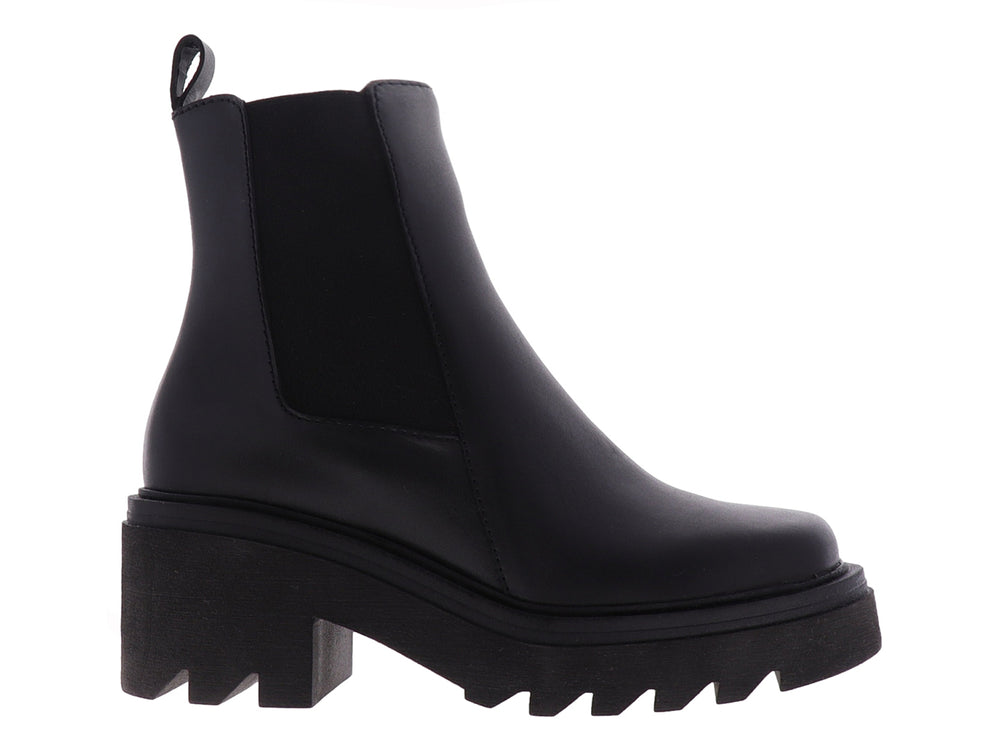 Bota Chelsea de cuero negro con suela de plataforma gruesa y dentada.