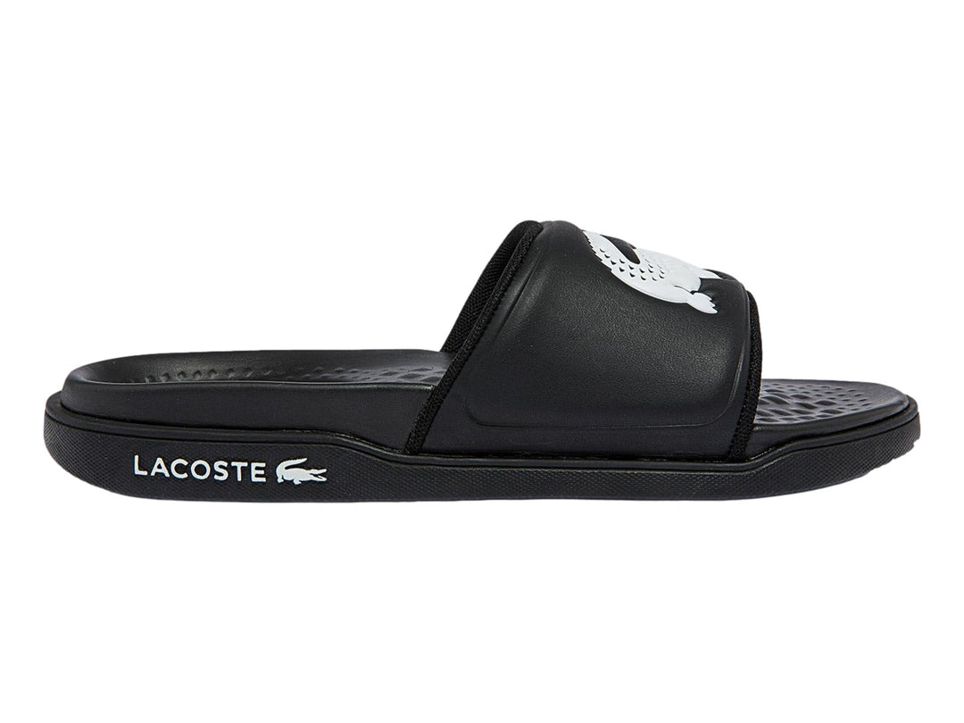Sandalia Lacoste de color negro con logotipo blanco en la banda y suela negra.