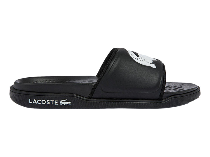 Sandalia Lacoste de color negro con logotipo blanco en la banda y suela negra.