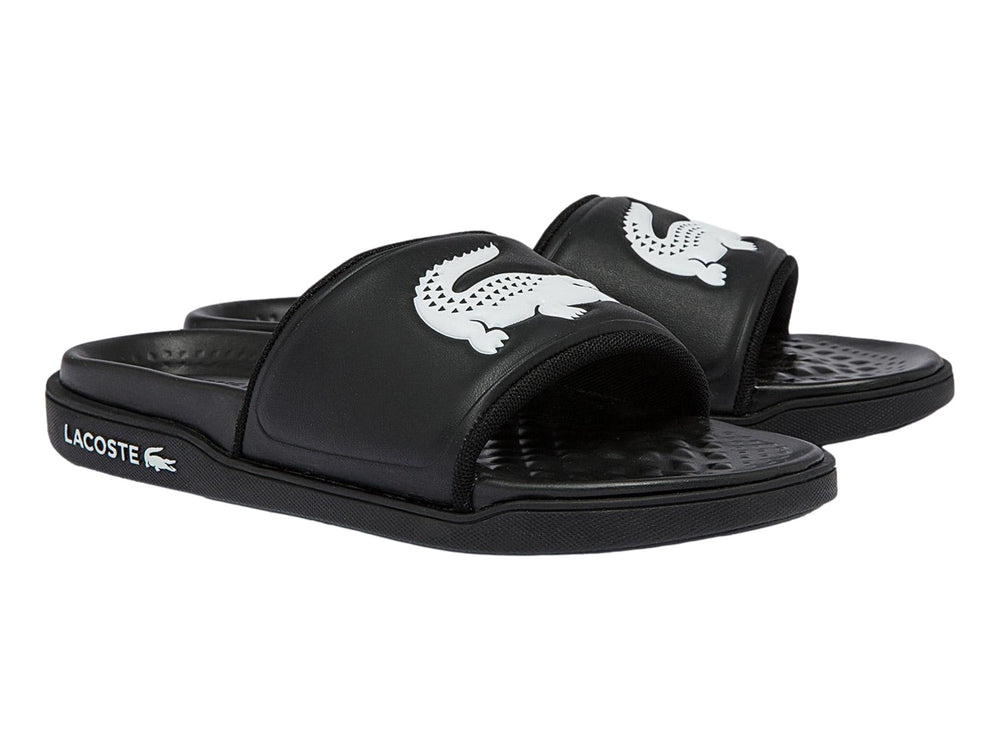 Sandalia Lacoste de color negro con logotipo blanco en la banda y suela negra.