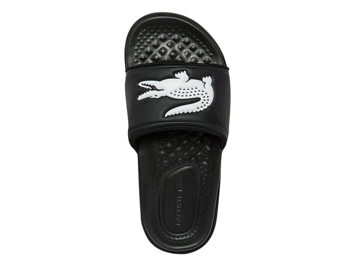 Sandalia Lacoste de color negro con logotipo blanco en la banda y suela negra.