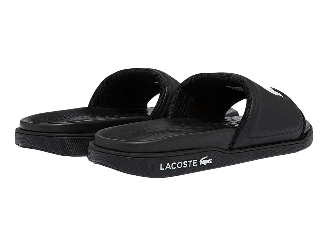 Sandalia Lacoste de color negro con logotipo blanco en la banda y suela negra.