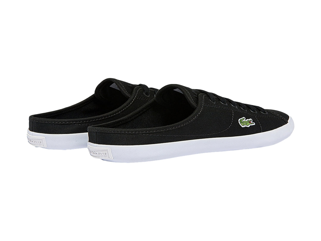 Zapato mule Lacoste negro con suela blanca y logo lateral.