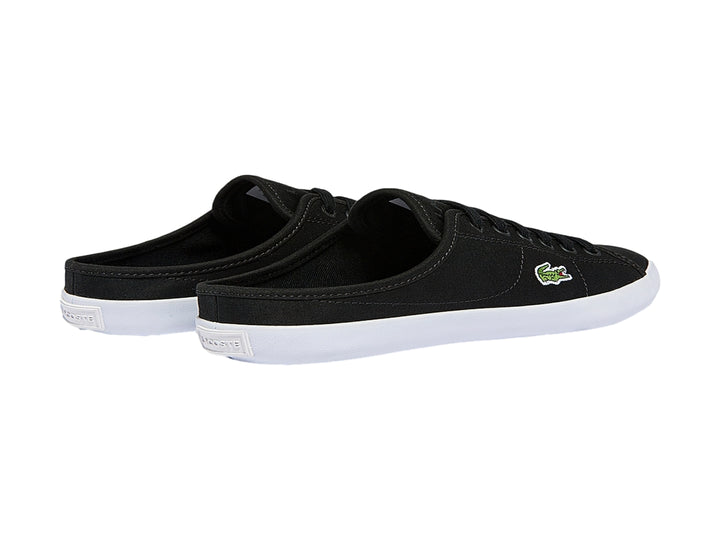 Zapato mule Lacoste negro con suela blanca y logo lateral.