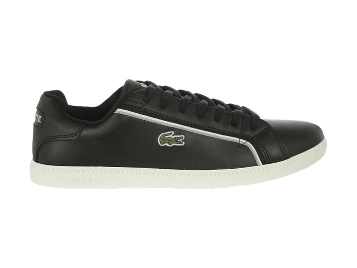 Tenis Lacoste color negro con suela blanca y detalle de línea blanca lateral.