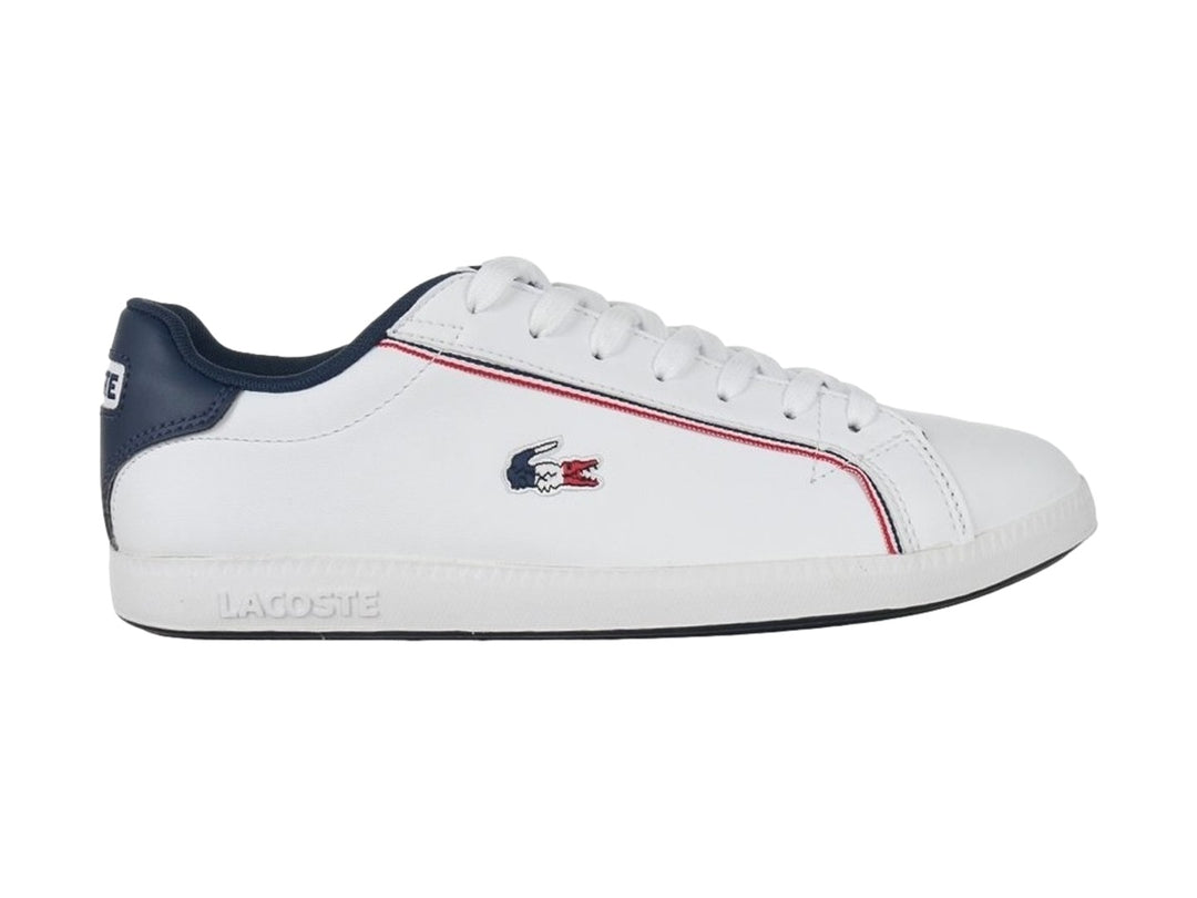 Tenis Lacoste blancos con detalles en azul marino y rojo y suela blanca.