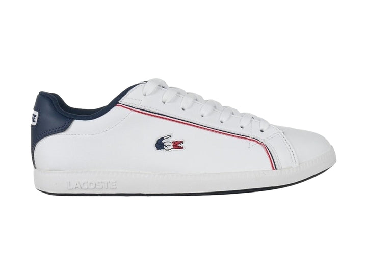 Tenis Lacoste blancos con detalles en azul marino y rojo y suela blanca.