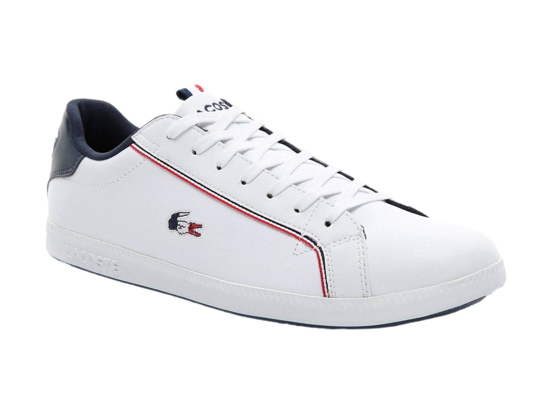 Tenis Lacoste blancos con detalles en azul marino y rojo y suela blanca.