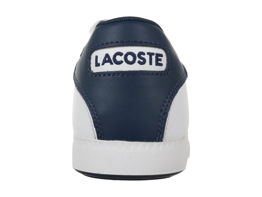 Tenis Lacoste blancos con detalles en azul marino y rojo y suela blanca.