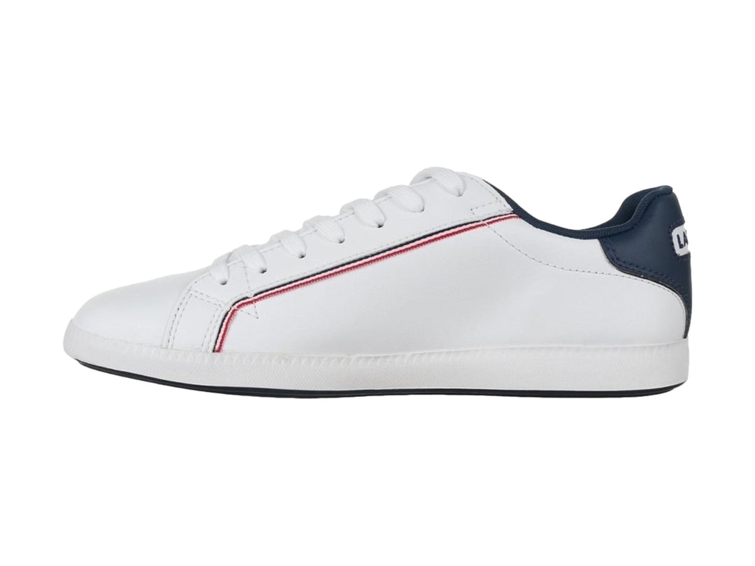 Tenis Lacoste blancos con detalles en azul marino y rojo y suela blanca.