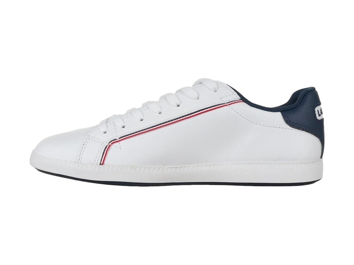 Tenis Lacoste blancos con detalles en azul marino y rojo y suela blanca.