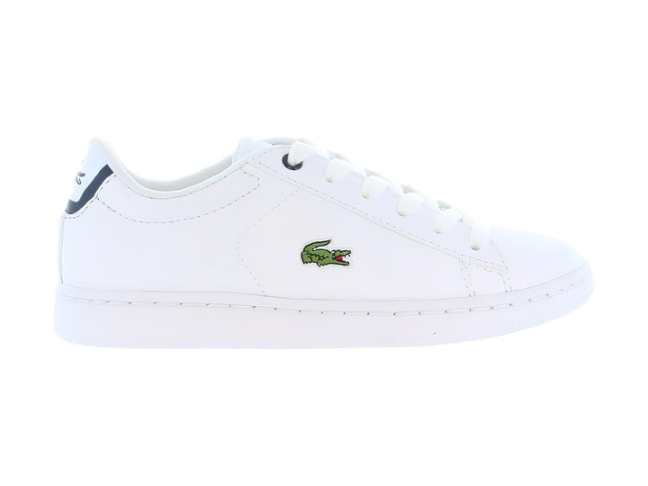 Tenis Lacoste blancos para niño con detalles en azul marino y logotipo de cocodrilo verde en el lateral.