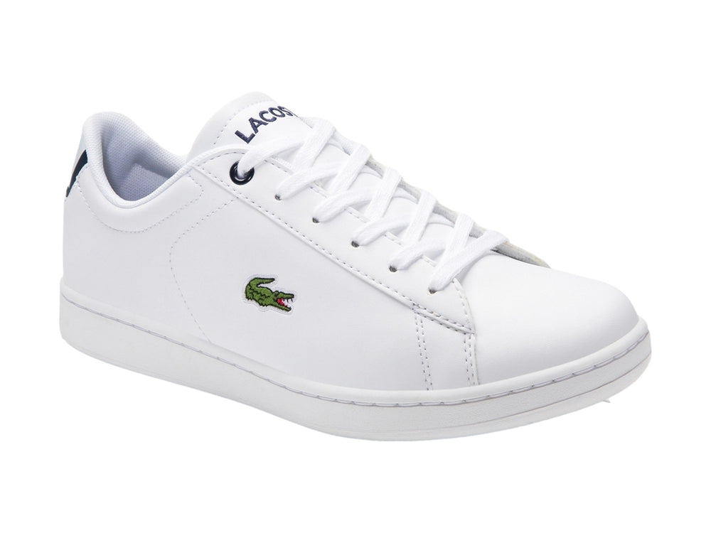 Tenis Lacoste blancos para niño con detalles en azul marino y logotipo de cocodrilo verde en el lateral.