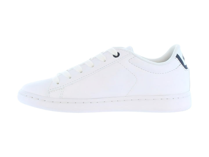 Tenis Lacoste blancos para niño con detalles en azul marino y logotipo de cocodrilo verde en el lateral.