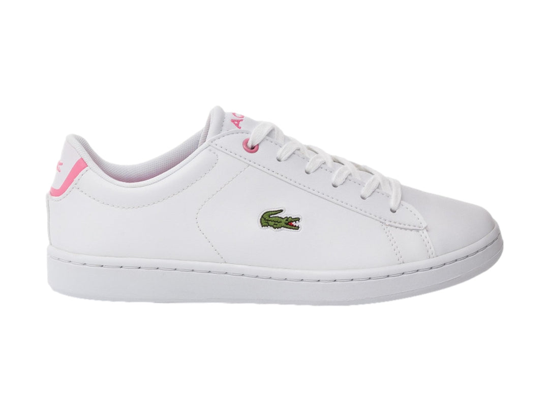 Tenis Lacoste blancos con detalles en color rosa y logotipo del cocodrilo verde en el lateral.