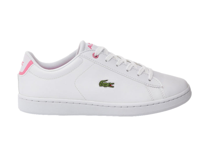 Tenis Lacoste blancos con detalles en color rosa y logotipo del cocodrilo verde en el lateral.