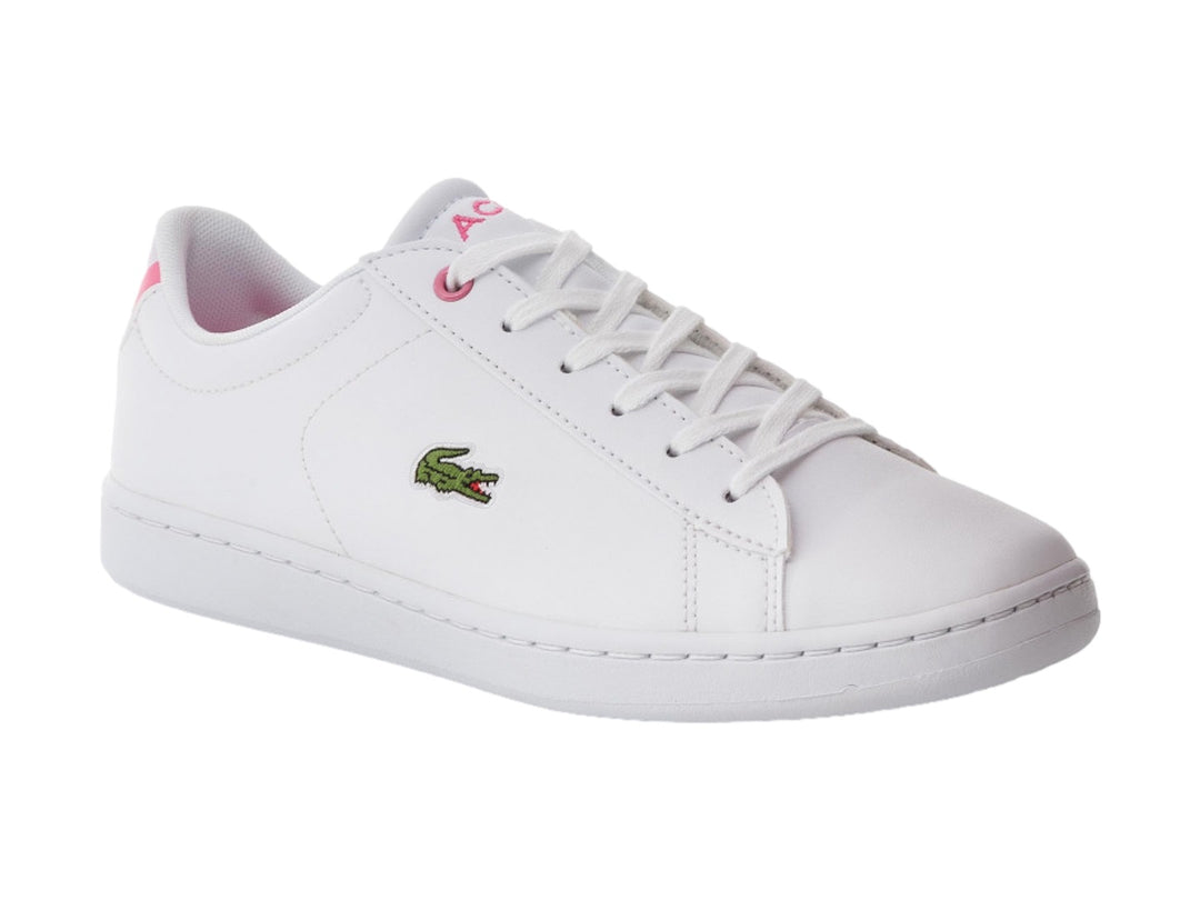 Tenis Lacoste blancos con detalles en color rosa y logotipo del cocodrilo verde en el lateral.