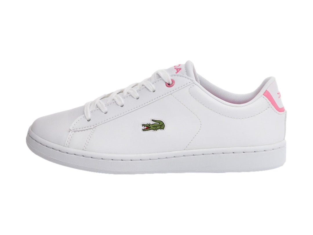 Tenis Lacoste blancos con detalles en color rosa y logotipo del cocodrilo verde en el lateral.