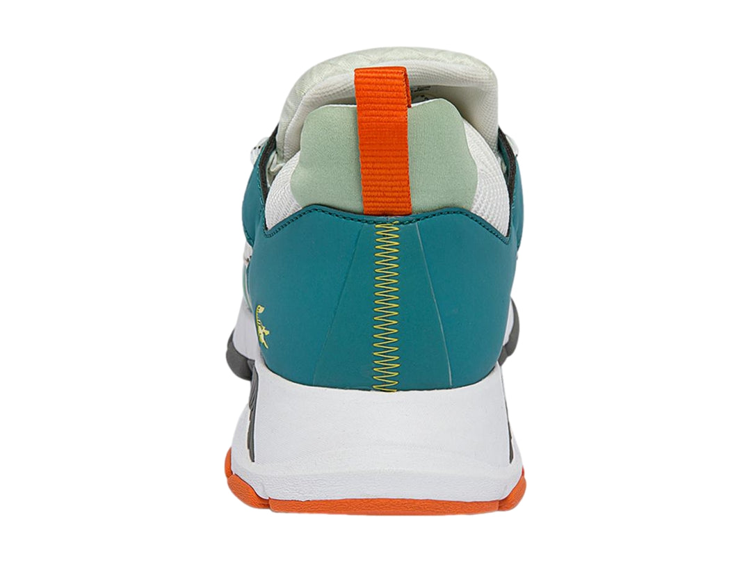 Tenis deportivos Lacoste blancos con detalles en azul turquesa y naranja sobre suela gris.