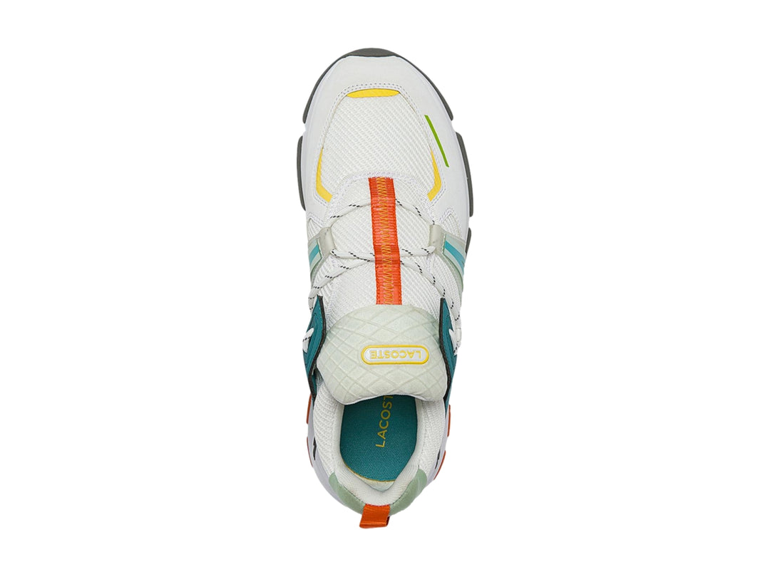 Tenis deportivos Lacoste blancos con detalles en azul turquesa y naranja sobre suela gris.