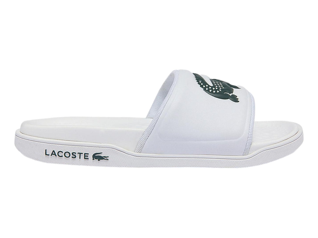 Sandalia deslizante Lacoste de color blanco con logotipo del cocodrilo en verde.