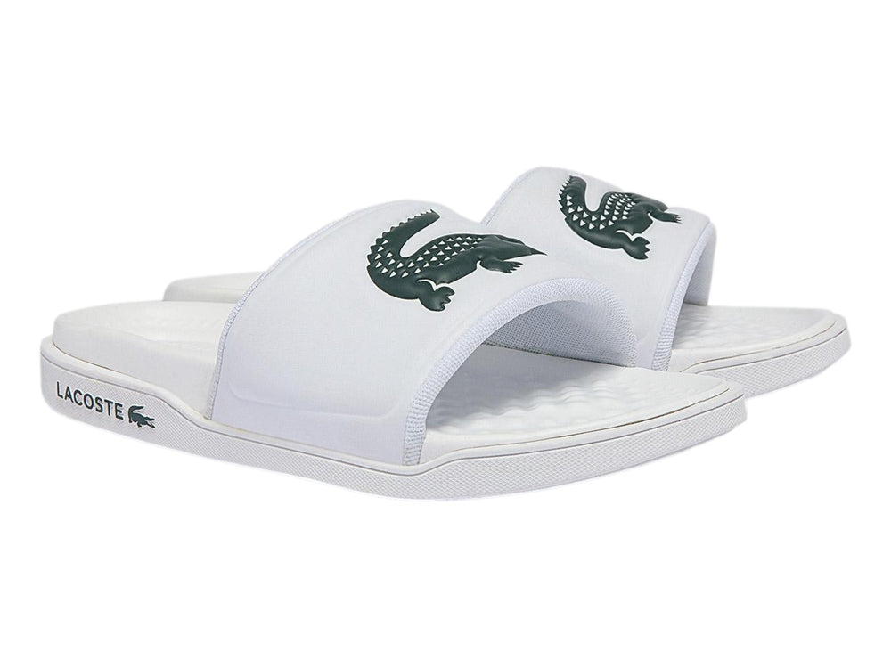 Sandalia deslizante Lacoste de color blanco con logotipo del cocodrilo en verde.