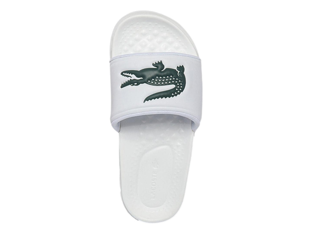 Sandalia deslizante Lacoste de color blanco con logotipo del cocodrilo en verde.