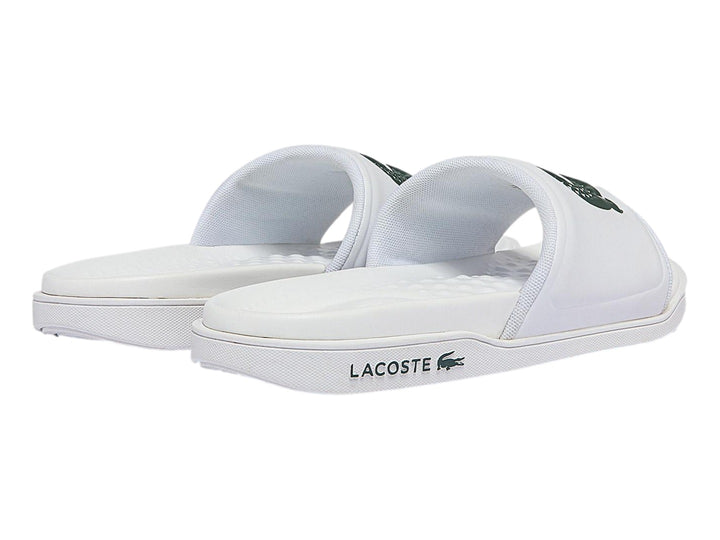 Sandalia deslizante Lacoste de color blanco con logotipo del cocodrilo en verde.