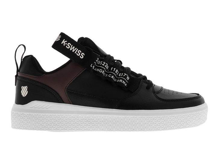 Tenis K-Swiss color negro con detalle marrón y suela blanca.