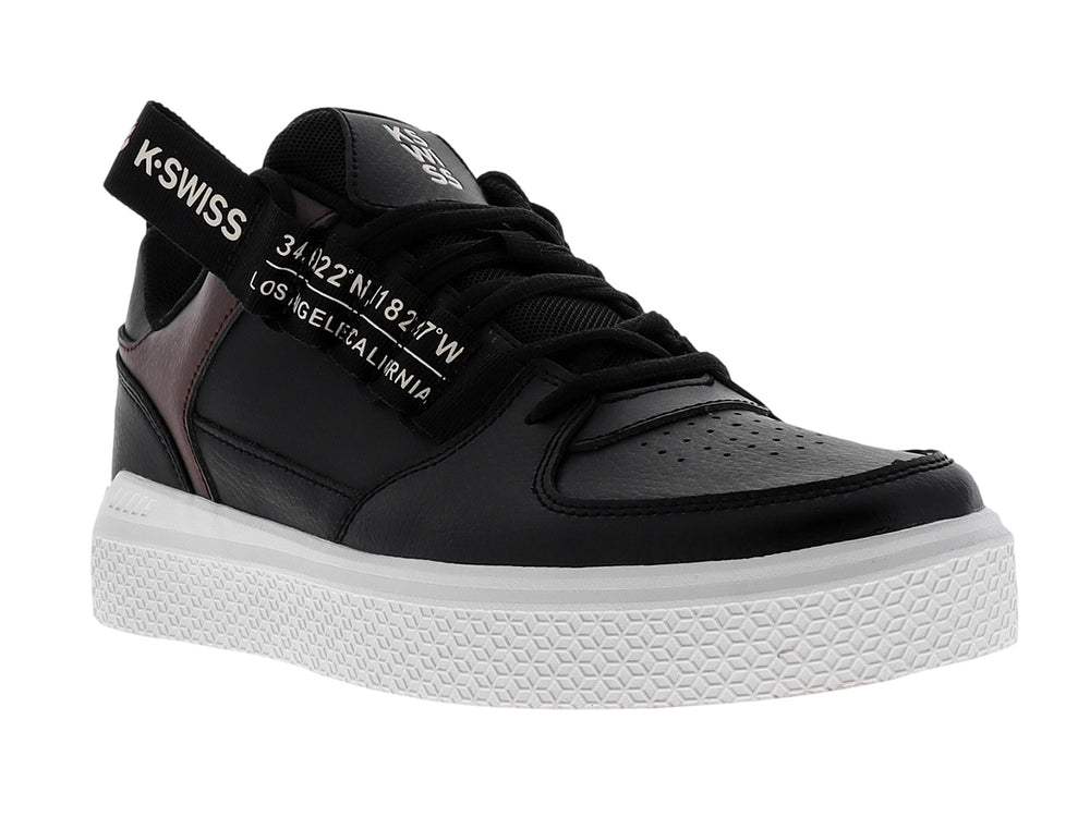 Tenis K-Swiss color negro con detalle marrón y suela blanca.