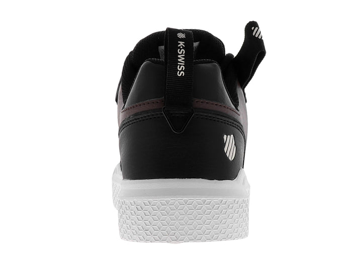 Tenis K-Swiss color negro con detalle marrón y suela blanca.