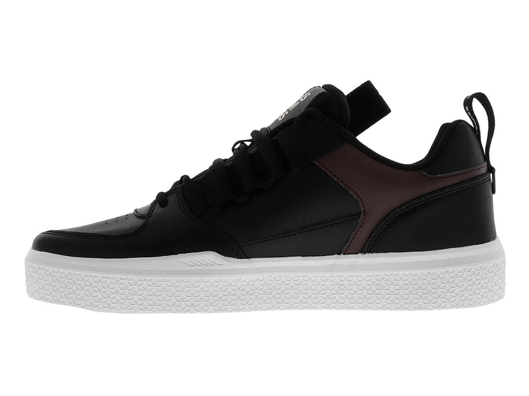 Tenis K-Swiss color negro con detalle marrón y suela blanca.
