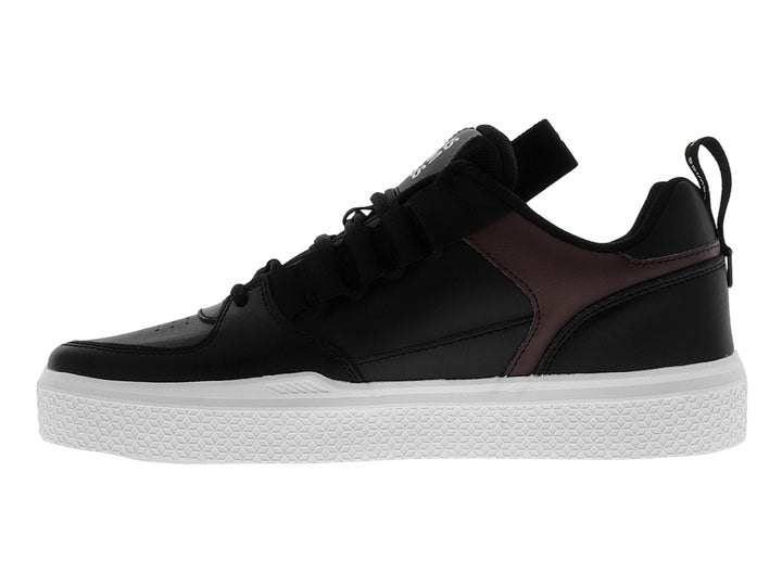 Tenis K-Swiss color negro con detalle marrón y suela blanca.