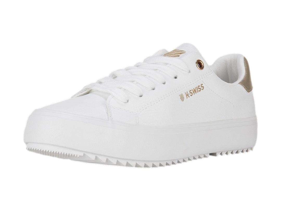 Tenis blancos K-Swiss con detalle dorado en el talón y cordones blancos.