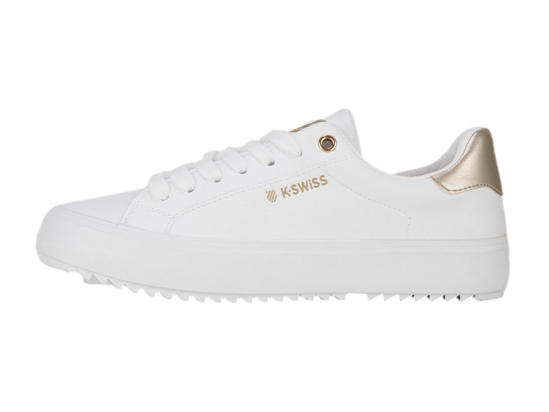 Tenis blancos K-Swiss con detalle dorado en el talón y cordones blancos.