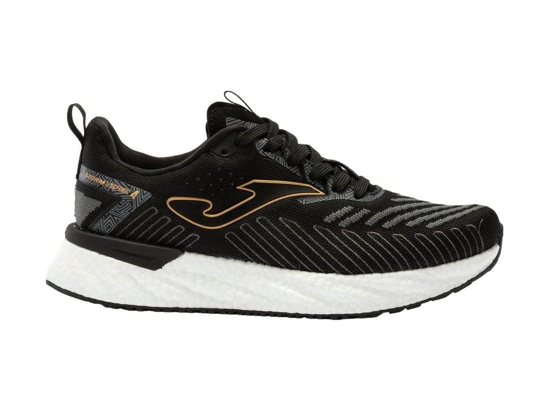 Tenis deportivos Joma color negro con detalles dorados y suela blanca.