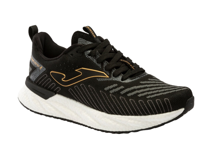 Tenis deportivos Joma color negro con detalles dorados y suela blanca.