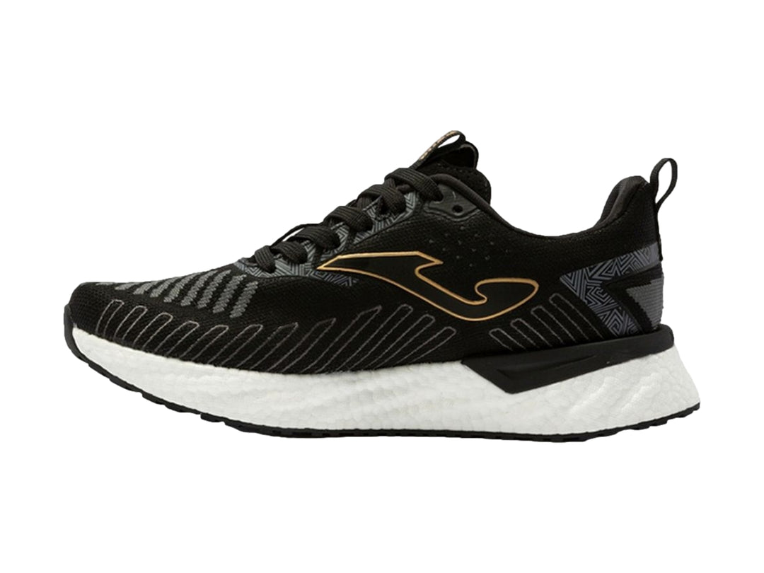 Tenis deportivos Joma color negro con detalles dorados y suela blanca.