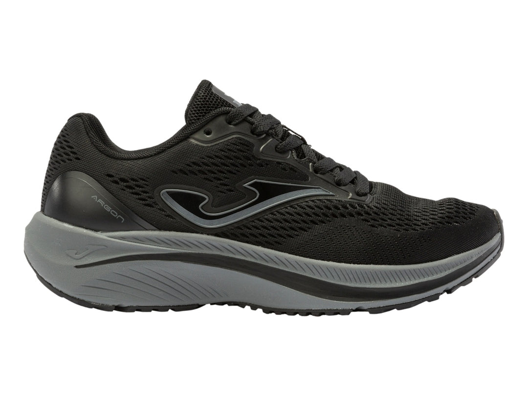 Tenis deportivos Joma color negro con suela gris y malla transpirable.