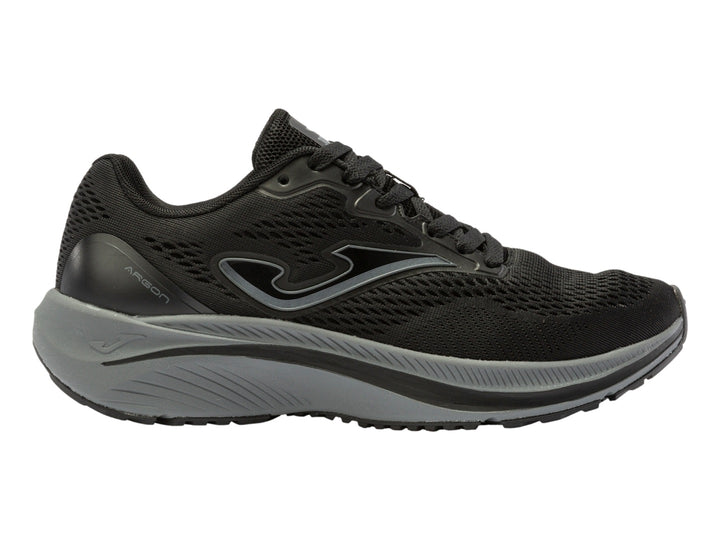 Tenis deportivos Joma color negro con suela gris y malla transpirable.