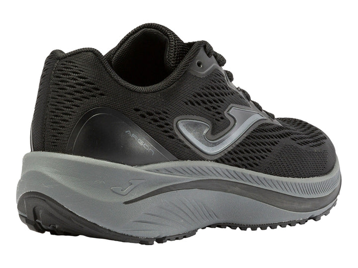 Tenis deportivos Joma color negro con suela gris y malla transpirable.