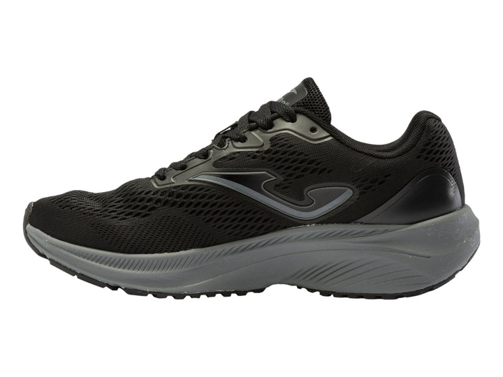 Tenis deportivos Joma color negro con suela gris y malla transpirable.