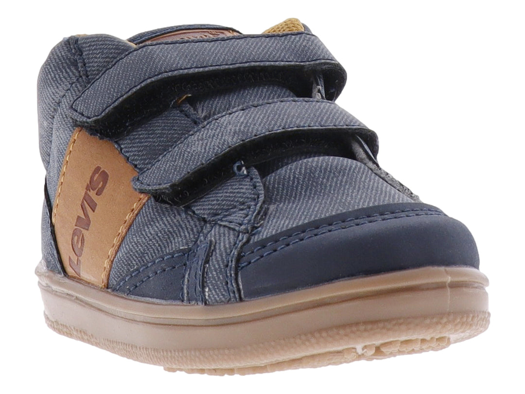 Zapato casual para bebé de color azul mezclilla con cierres de velcro y suela color beige.