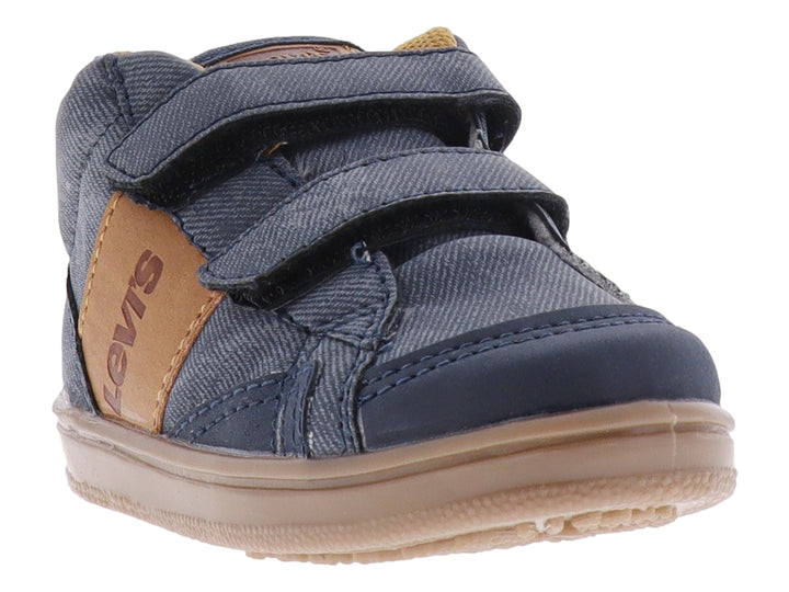 Zapato casual para bebé de color azul mezclilla con cierres de velcro y suela color beige.
