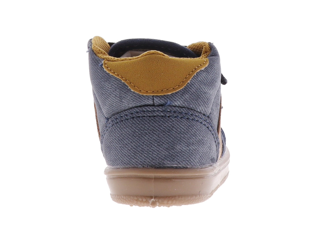 Zapato casual para bebé de color azul mezclilla con cierres de velcro y suela color beige.