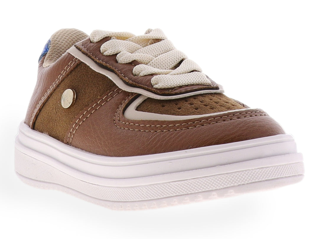 Tenis infantiles de color camel con suela blanca y agujetas color crema.