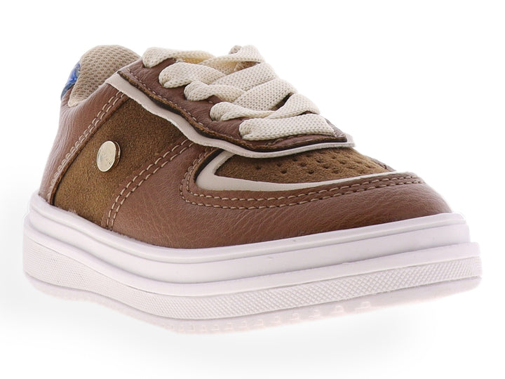 Tenis infantiles de color camel con suela blanca y agujetas color crema.