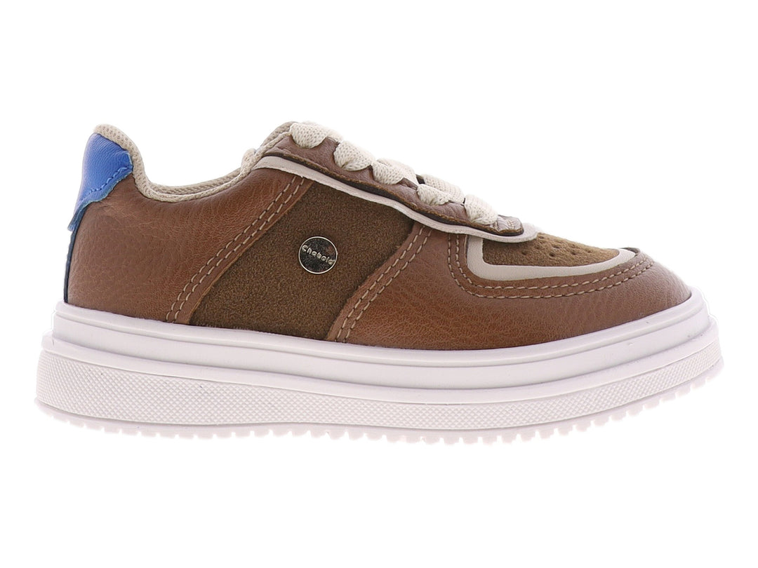 Tenis infantiles de color camel con suela blanca y agujetas color crema.