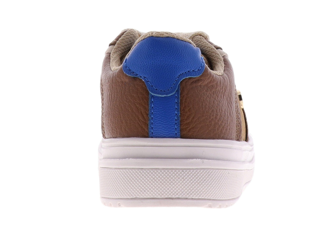 Tenis infantiles de color camel con suela blanca y agujetas color crema.